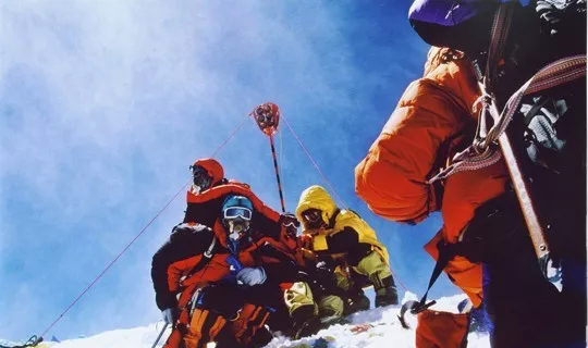 2005年，紅色全站儀覘標豎立在珠峰之巔